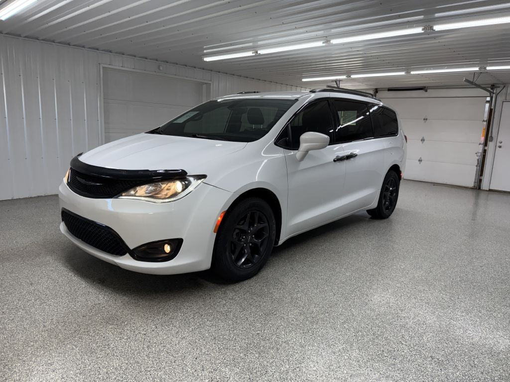 2019 Chrysler Pacifica Touring Plus photo 2