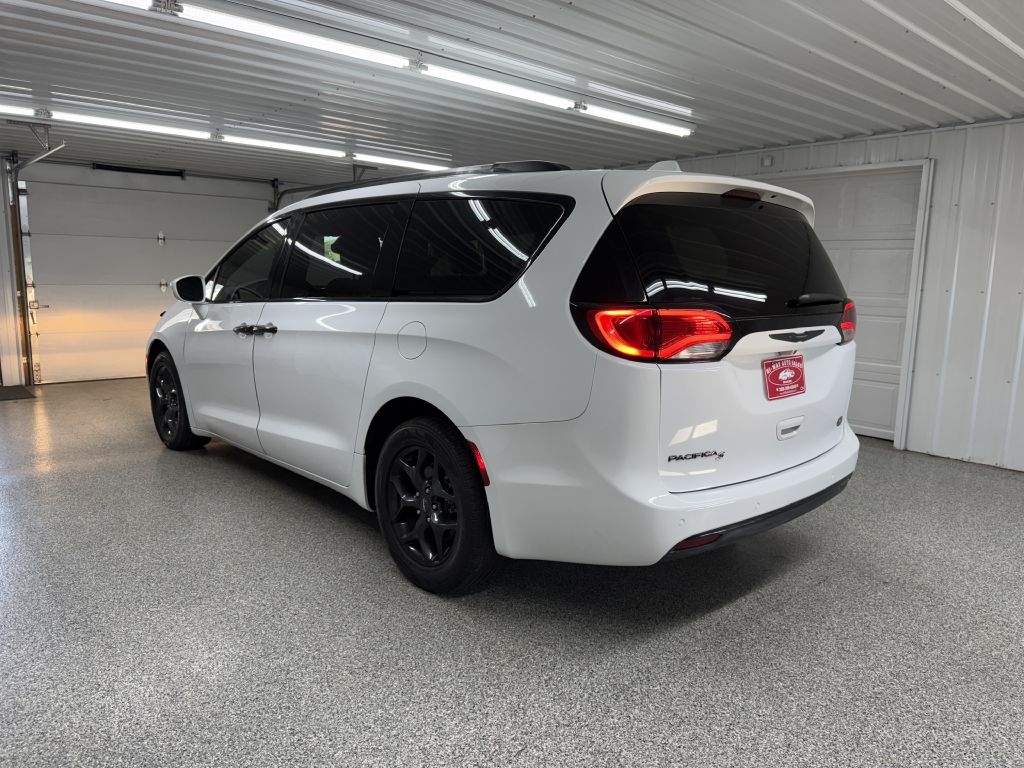2019 Chrysler Pacifica Touring Plus photo 3