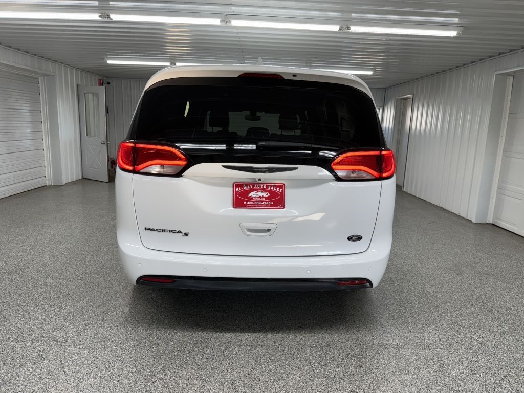 2019 Chrysler Pacifica Touring Plus photo 4