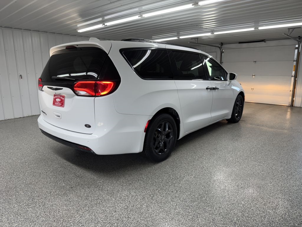 2019 Chrysler Pacifica Touring Plus photo 5