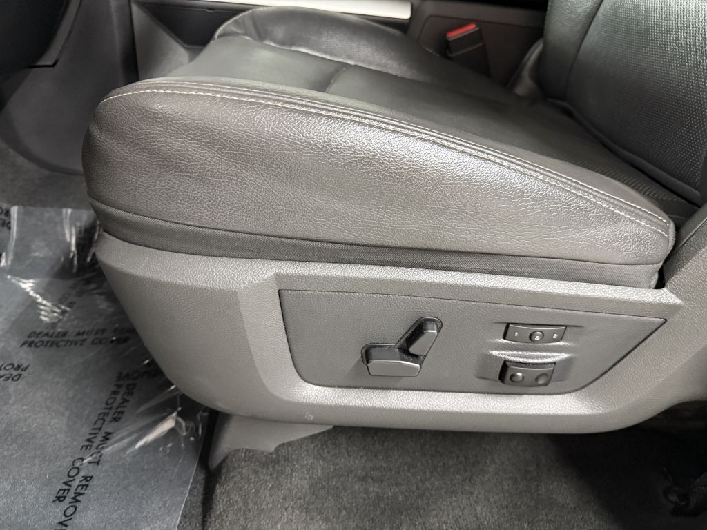 RAM 1500 4WD Crew Cab 140.5" Laramie 2012