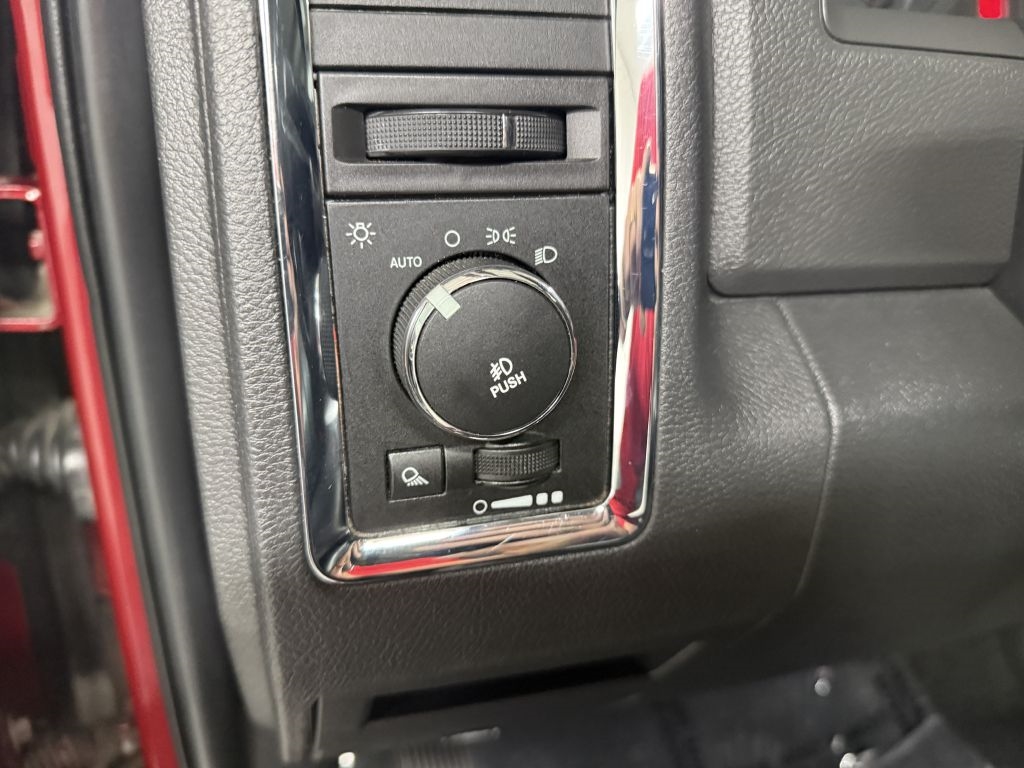 RAM 1500 4WD Crew Cab 140.5" Laramie 2012