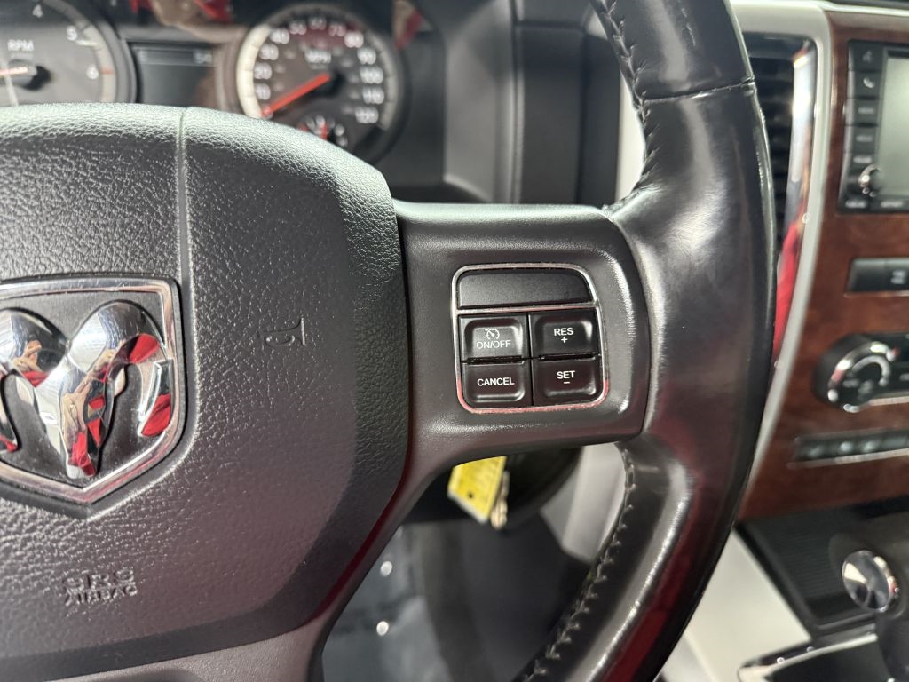 RAM 1500 4WD Crew Cab 140.5" Laramie 2012