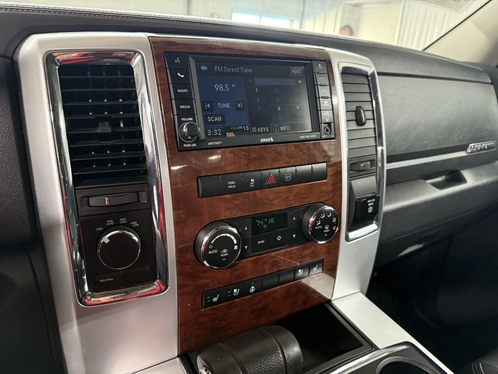 RAM 1500 4WD Crew Cab 140.5" Laramie 2012