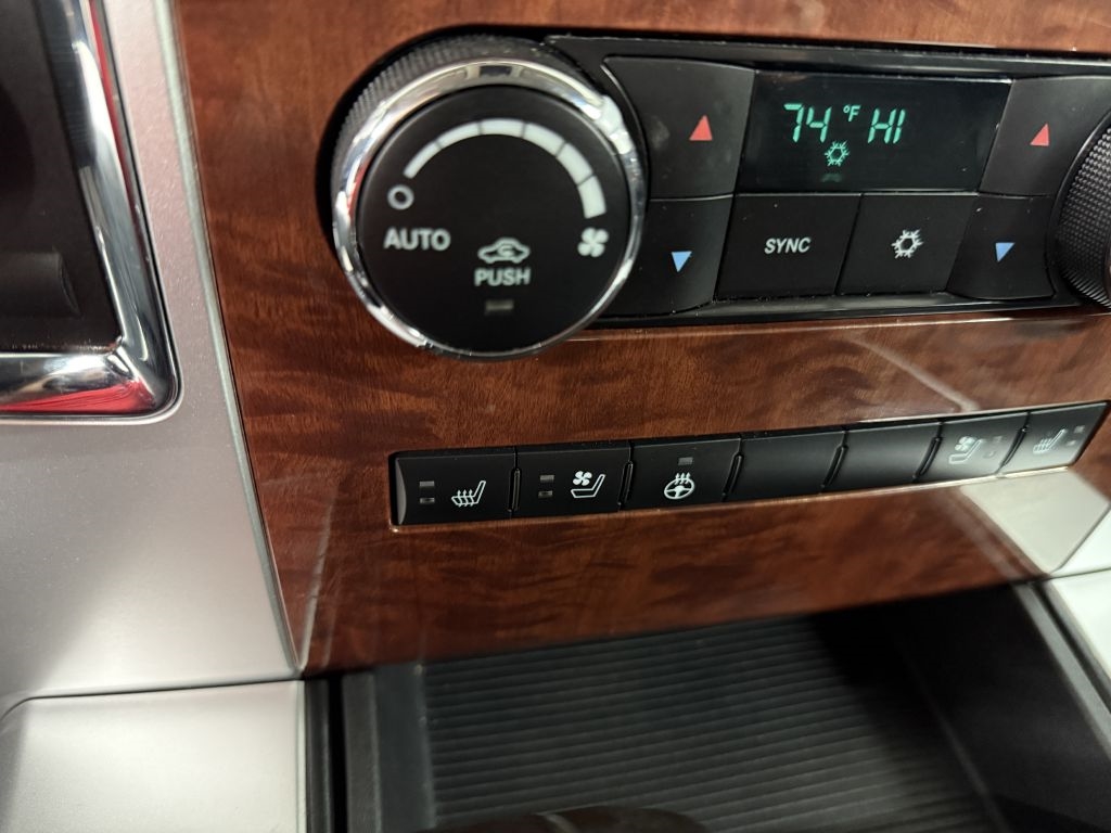RAM 1500 4WD Crew Cab 140.5" Laramie 2012