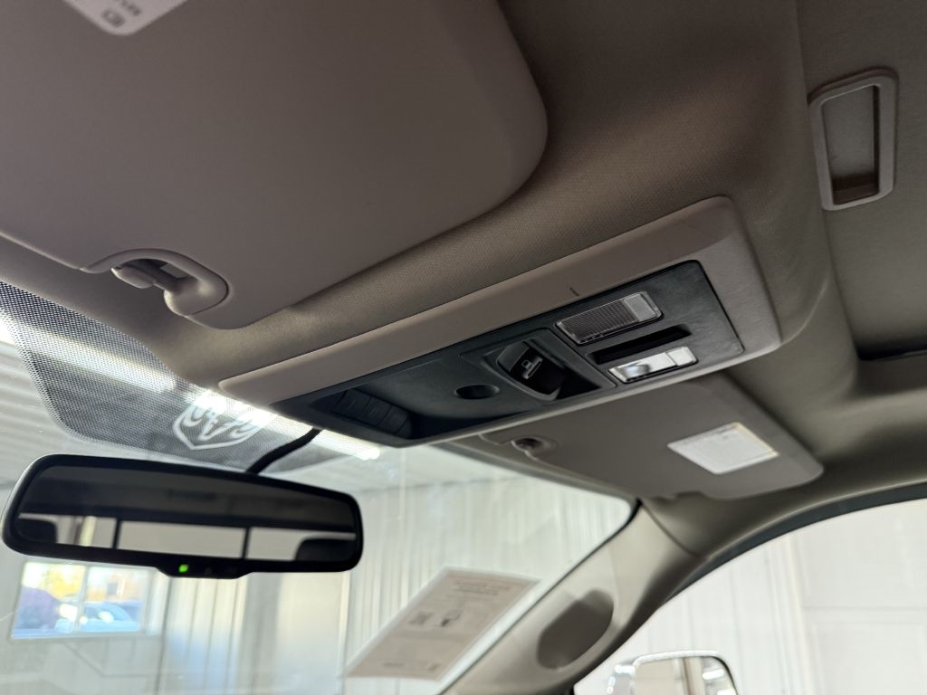 RAM 1500 4WD Crew Cab 140.5" Laramie 2012