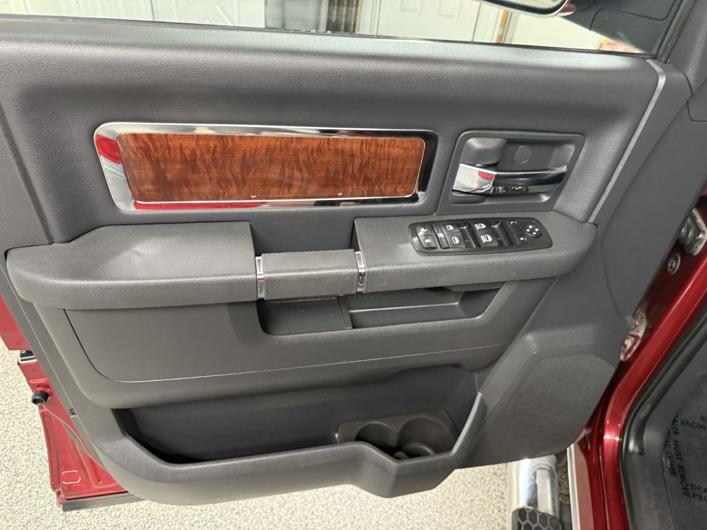 RAM 1500 4WD Crew Cab 140.5" Laramie 2012