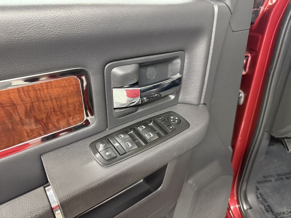 RAM 1500 4WD Crew Cab 140.5" Laramie 2012