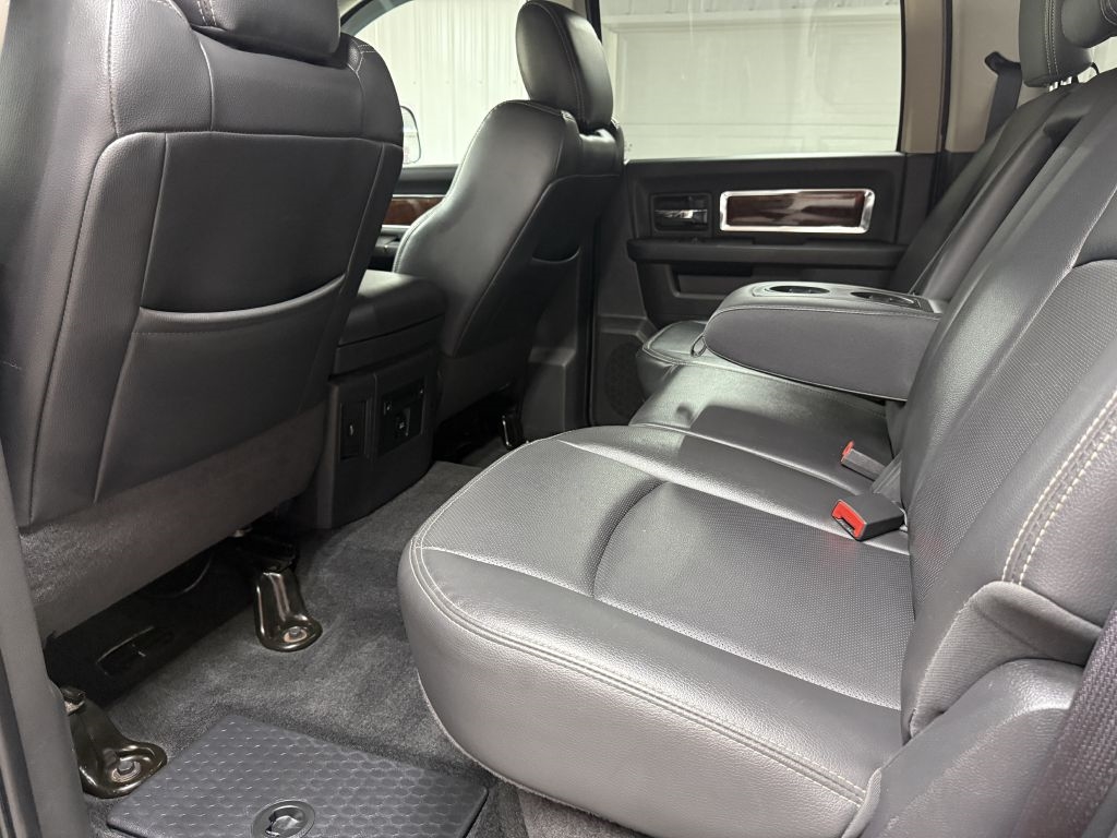 RAM 1500 4WD Crew Cab 140.5" Laramie 2012