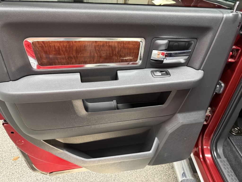 RAM 1500 4WD Crew Cab 140.5" Laramie 2012