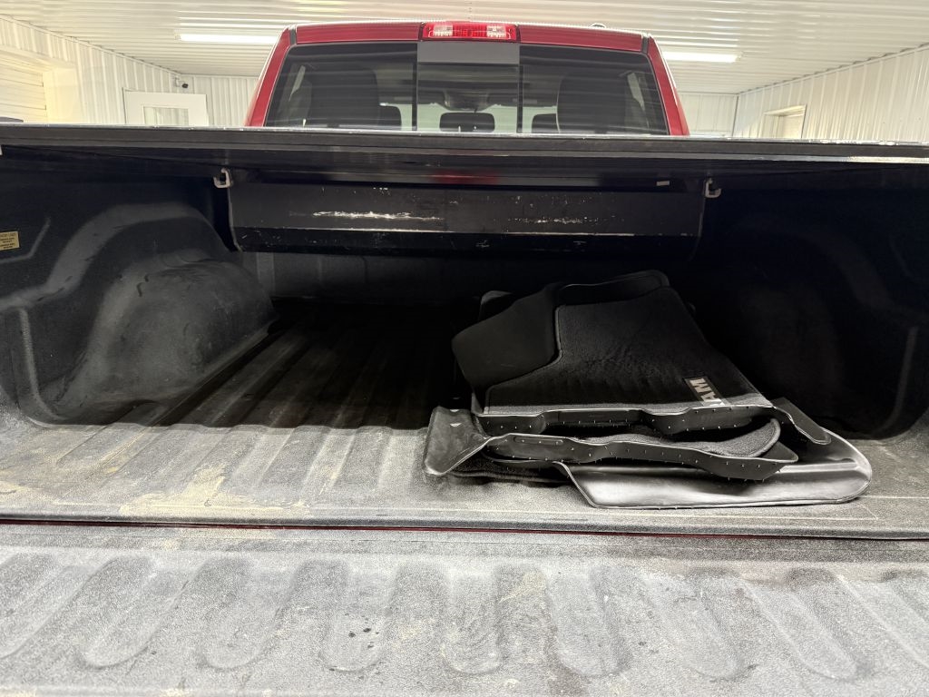 RAM 1500 4WD Crew Cab 140.5" Laramie 2012