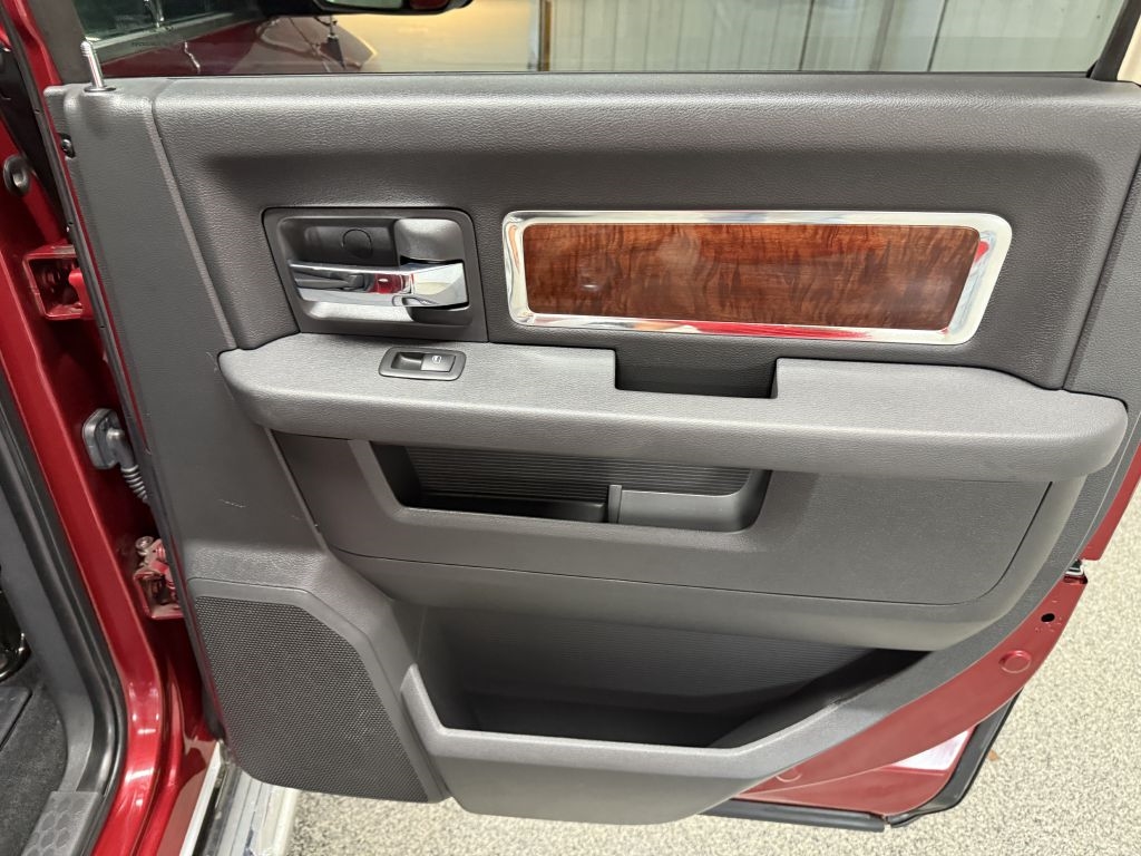 RAM 1500 4WD Crew Cab 140.5" Laramie 2012