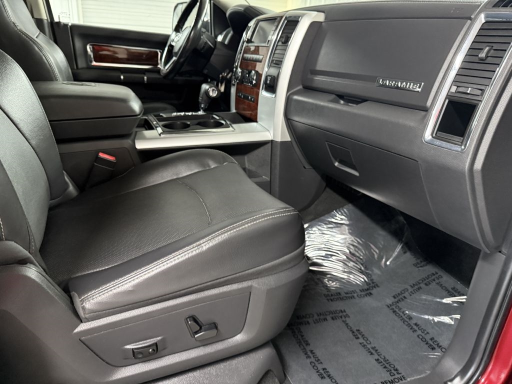 RAM 1500 4WD Crew Cab 140.5" Laramie 2012