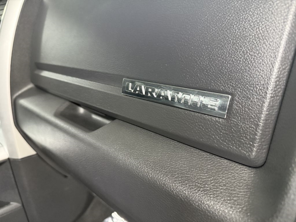 RAM 1500 4WD Crew Cab 140.5" Laramie 2012