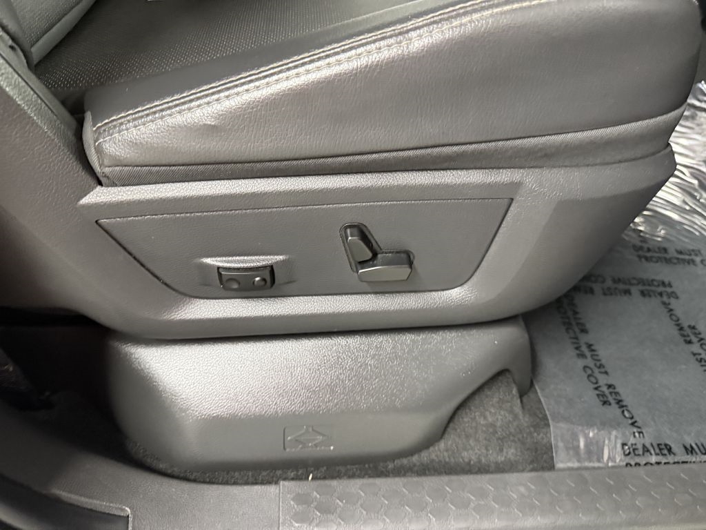 RAM 1500 4WD Crew Cab 140.5" Laramie 2012