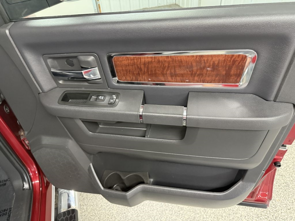 RAM 1500 4WD Crew Cab 140.5" Laramie 2012