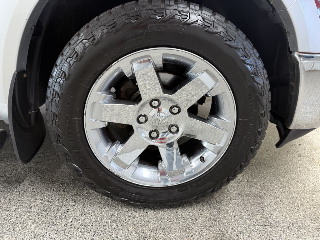 RAM 1500 4WD Crew Cab 140.5" Laramie 2012