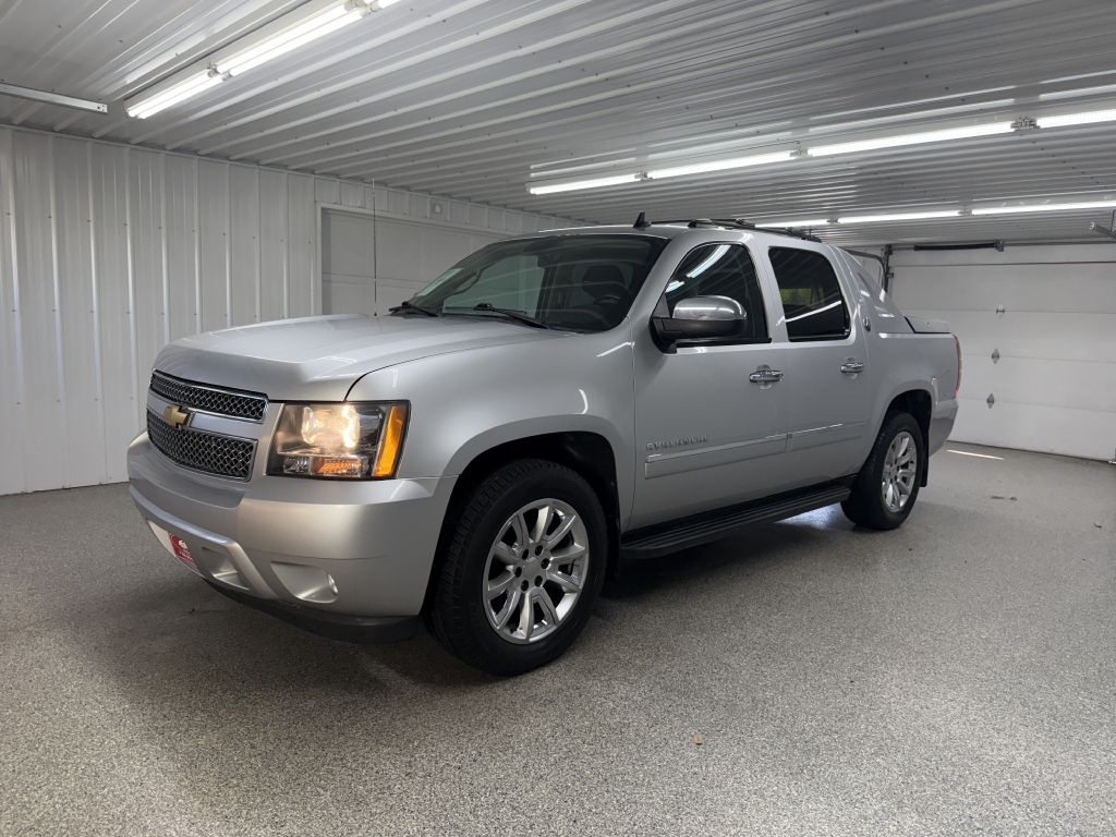 Chevrolet Avalanche 4WD Crew Cab LTZ 2013