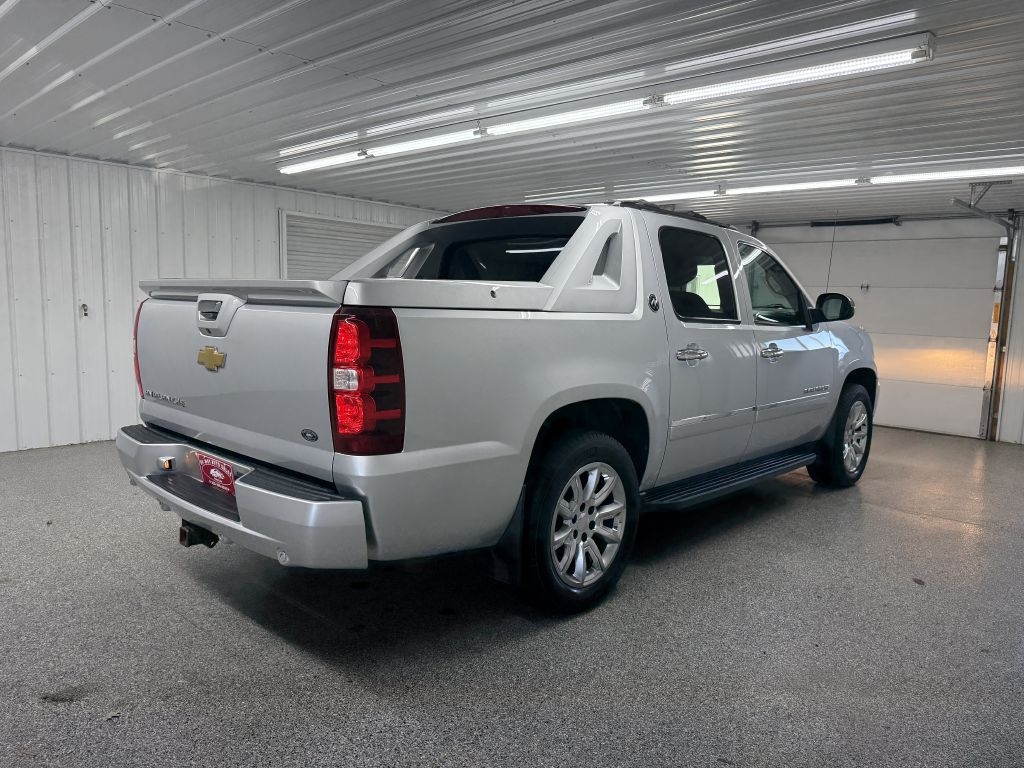 Chevrolet Avalanche 4WD Crew Cab LTZ 2013