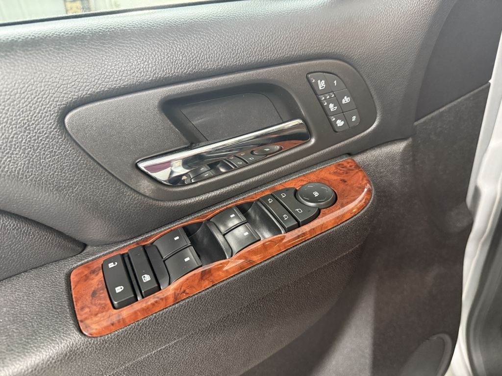 Chevrolet Avalanche 4WD Crew Cab LTZ 2013