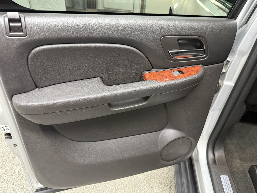 Chevrolet Avalanche 4WD Crew Cab LTZ 2013