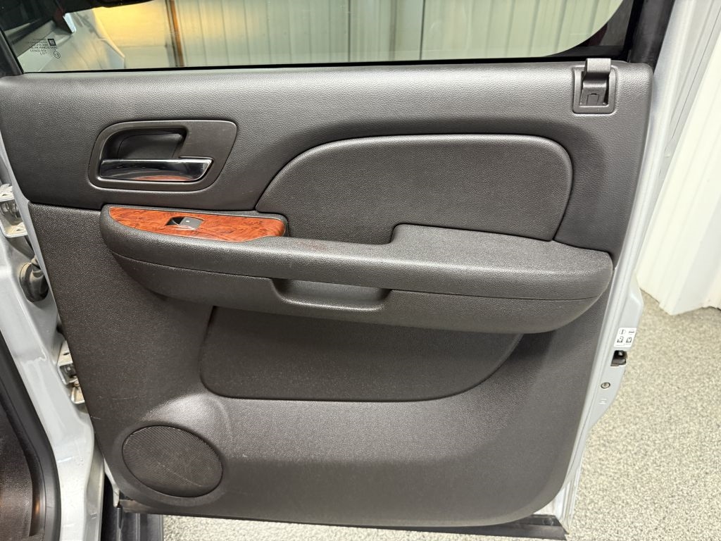 Chevrolet Avalanche 4WD Crew Cab LTZ 2013