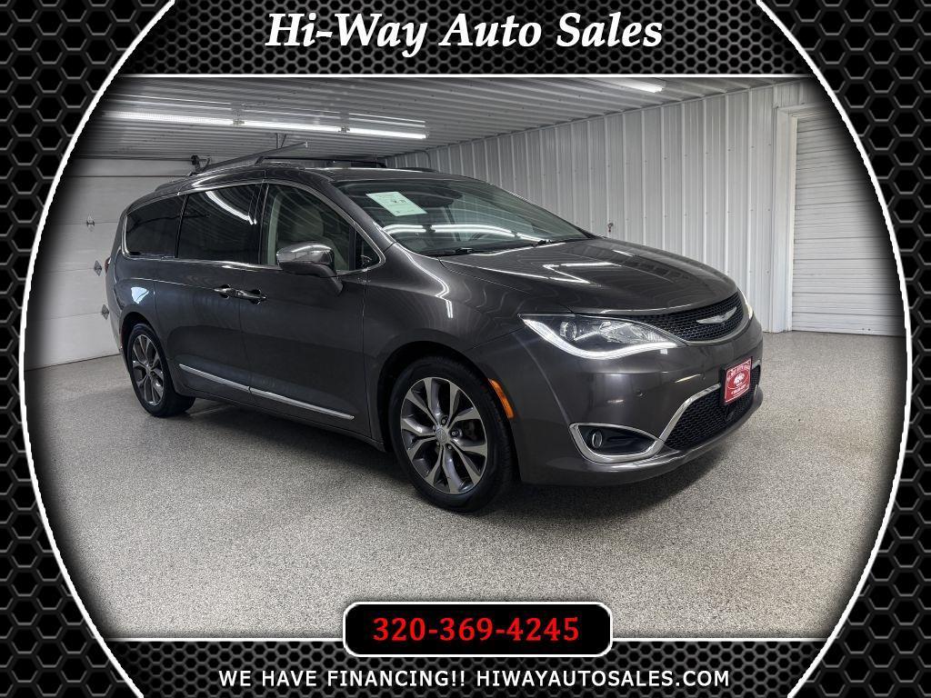 2017 Chrysler Pacifica Limited's photo