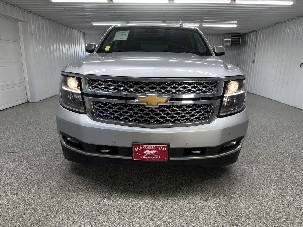 Chevrolet Suburban photo 2