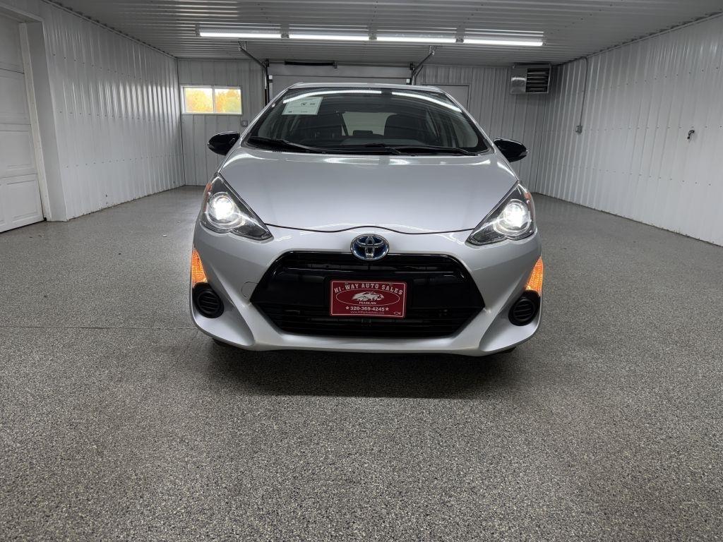 Toyota Prius C photo 2