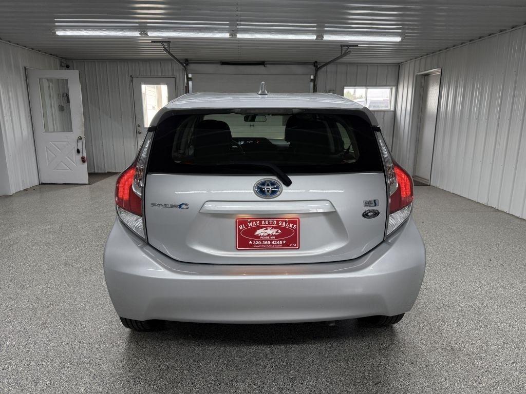 Toyota Prius C photo 5