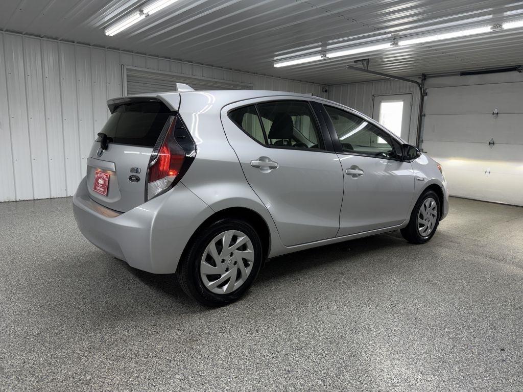Toyota Prius C photo 6