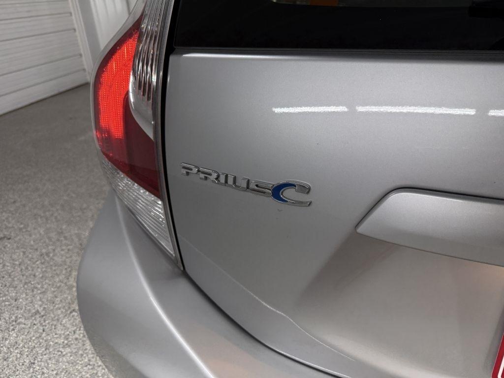 Toyota Prius C photo 8
