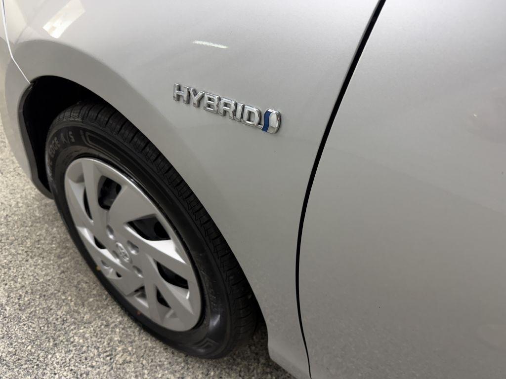 Toyota Prius C photo 9