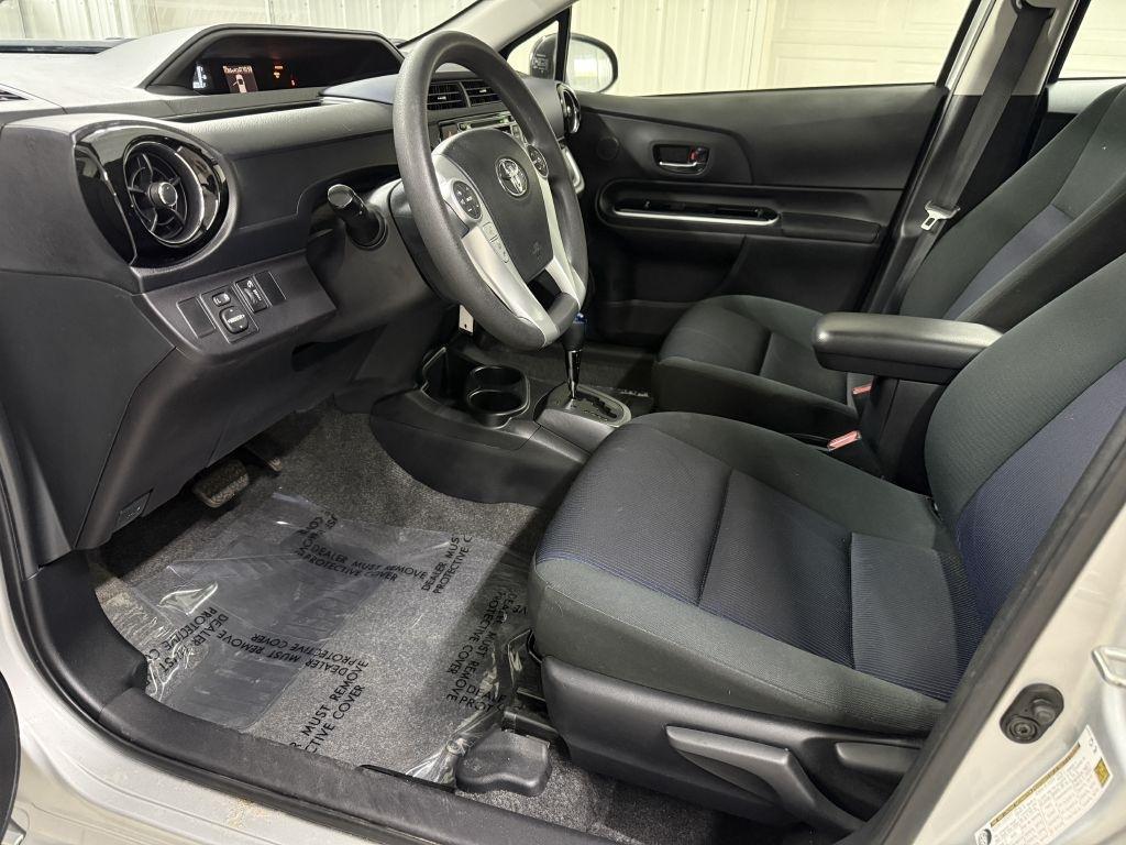 Toyota Prius C photo 10