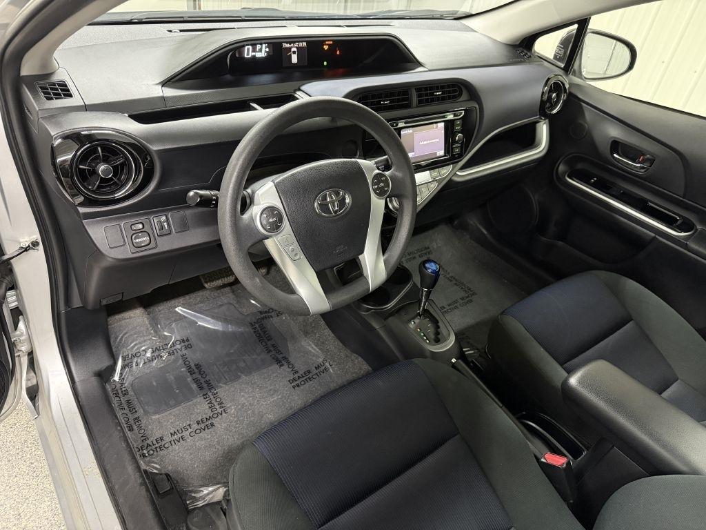 Toyota Prius C photo 11