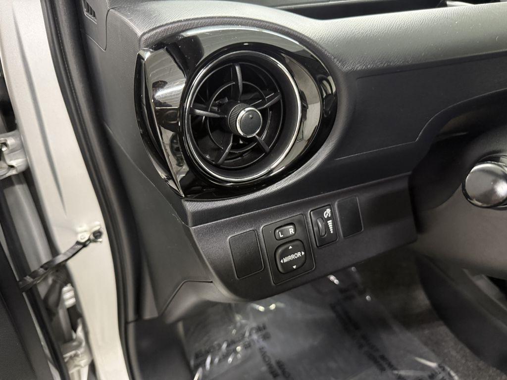 Toyota Prius C photo 12