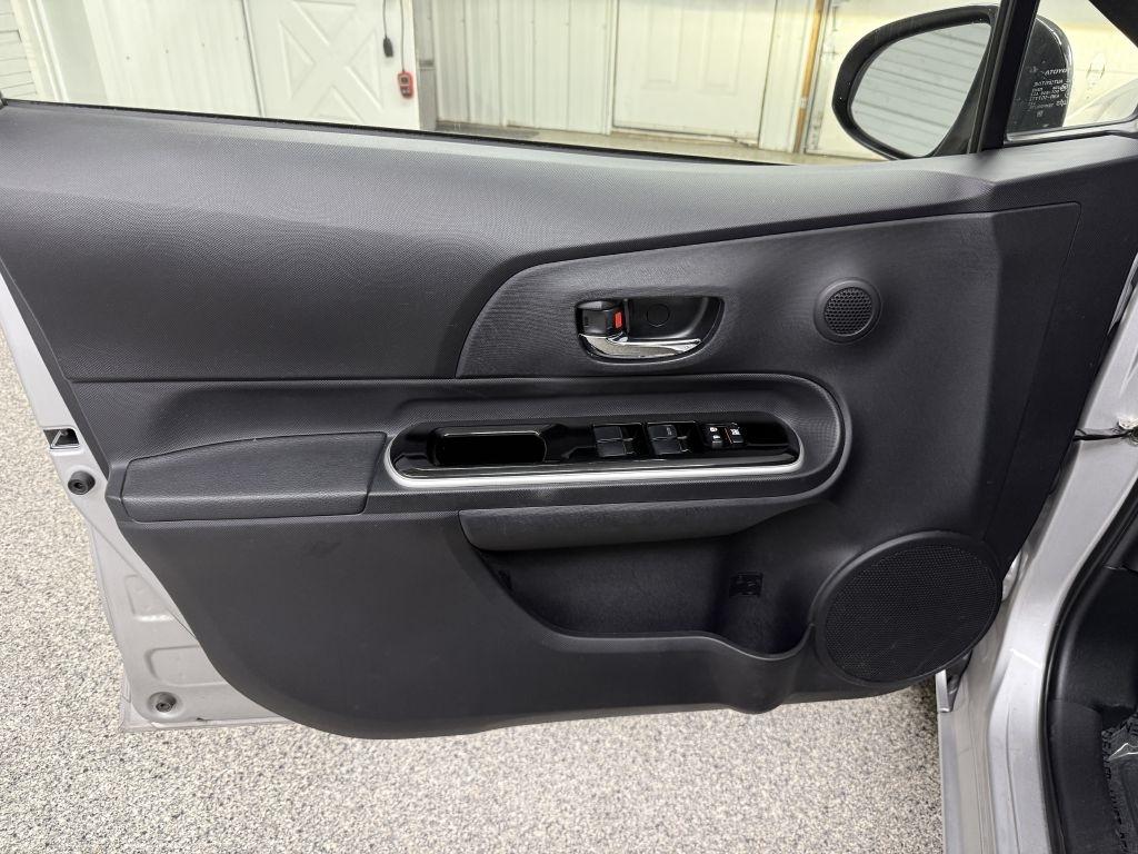Toyota Prius C photo 19