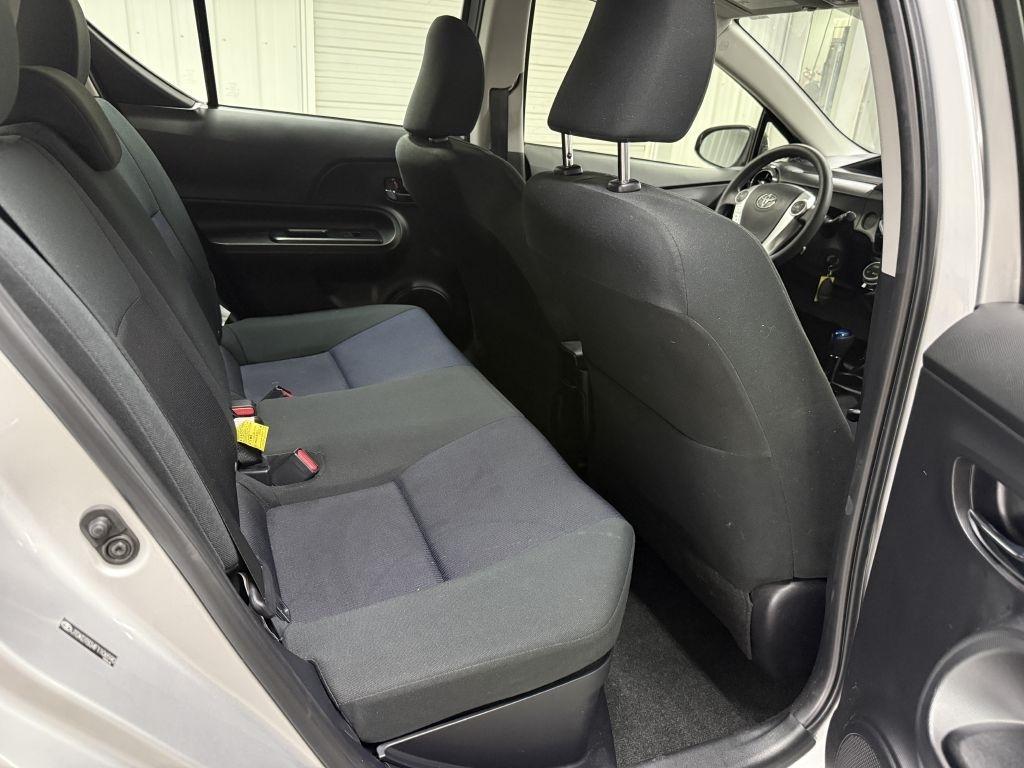 Toyota Prius C photo 24