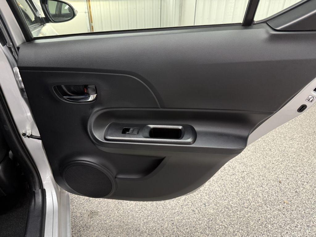 Toyota Prius C photo 25