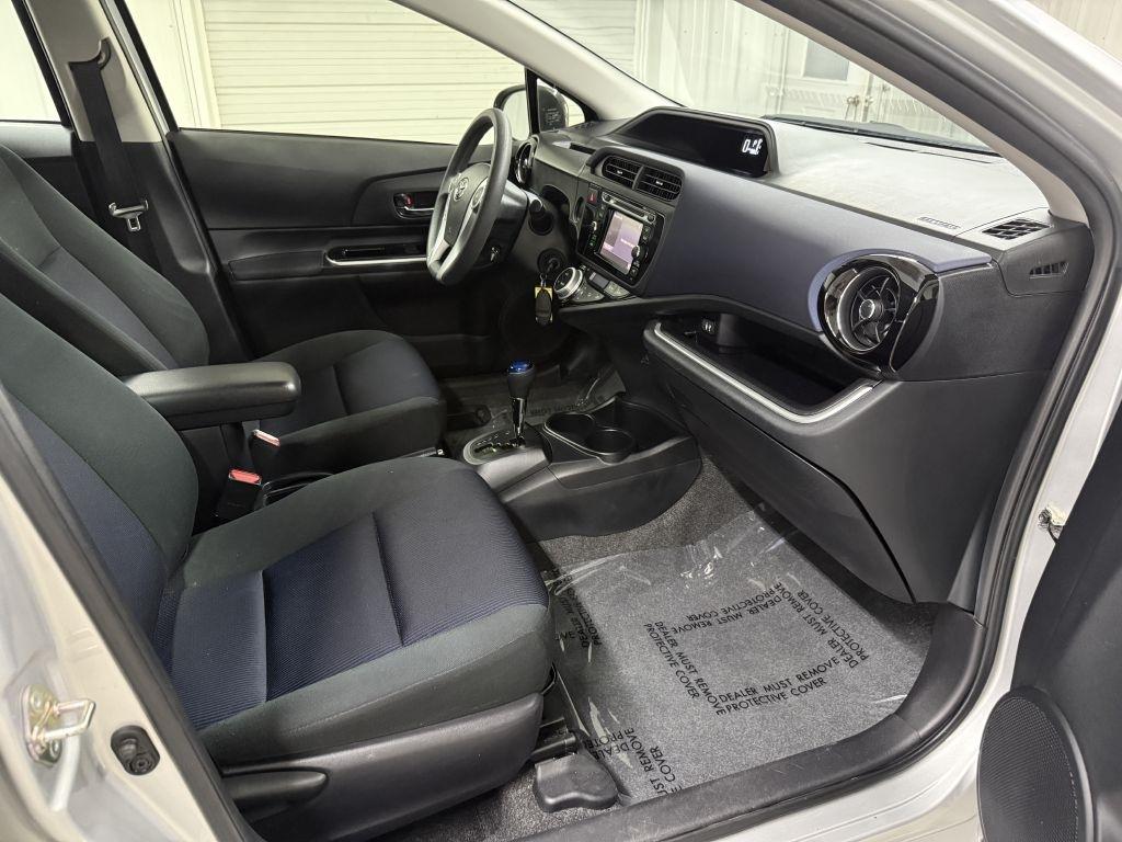 Toyota Prius C photo 26