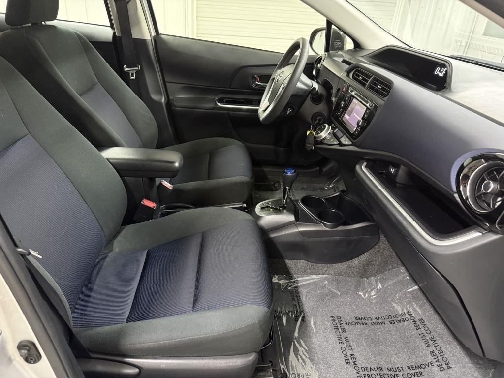 Toyota Prius C photo 27