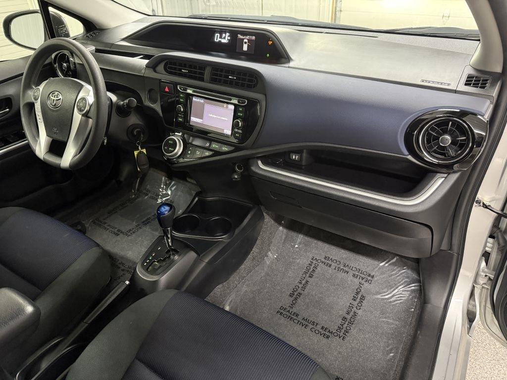 Toyota Prius C photo 28