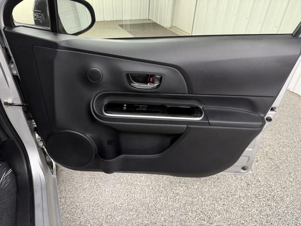 Toyota Prius C photo 29