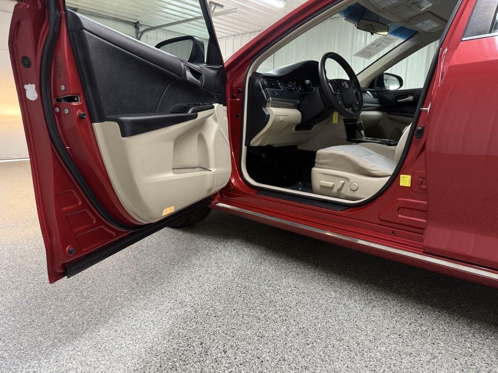 Toyota Camry photo 9