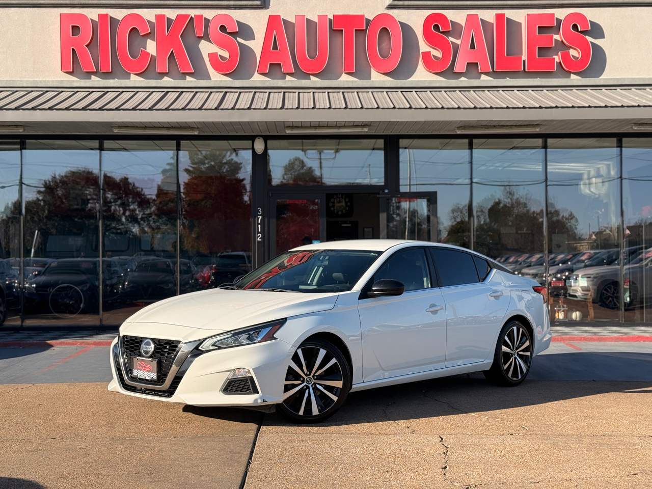 2019 Nissan Altima SR's photo