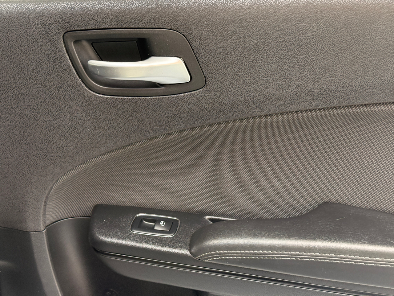 Dodge Charger SE 2017