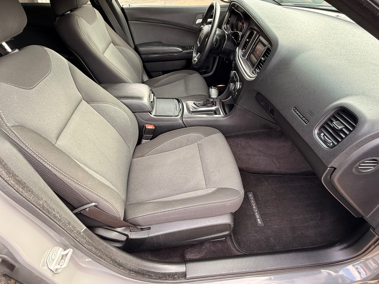 Dodge Charger SE 2017