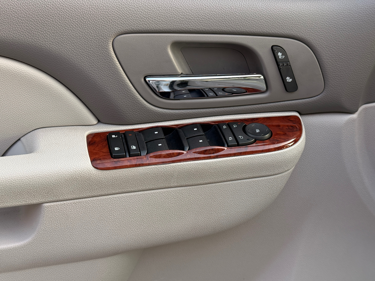 Chevrolet Suburban LT 1500 2WD 2013