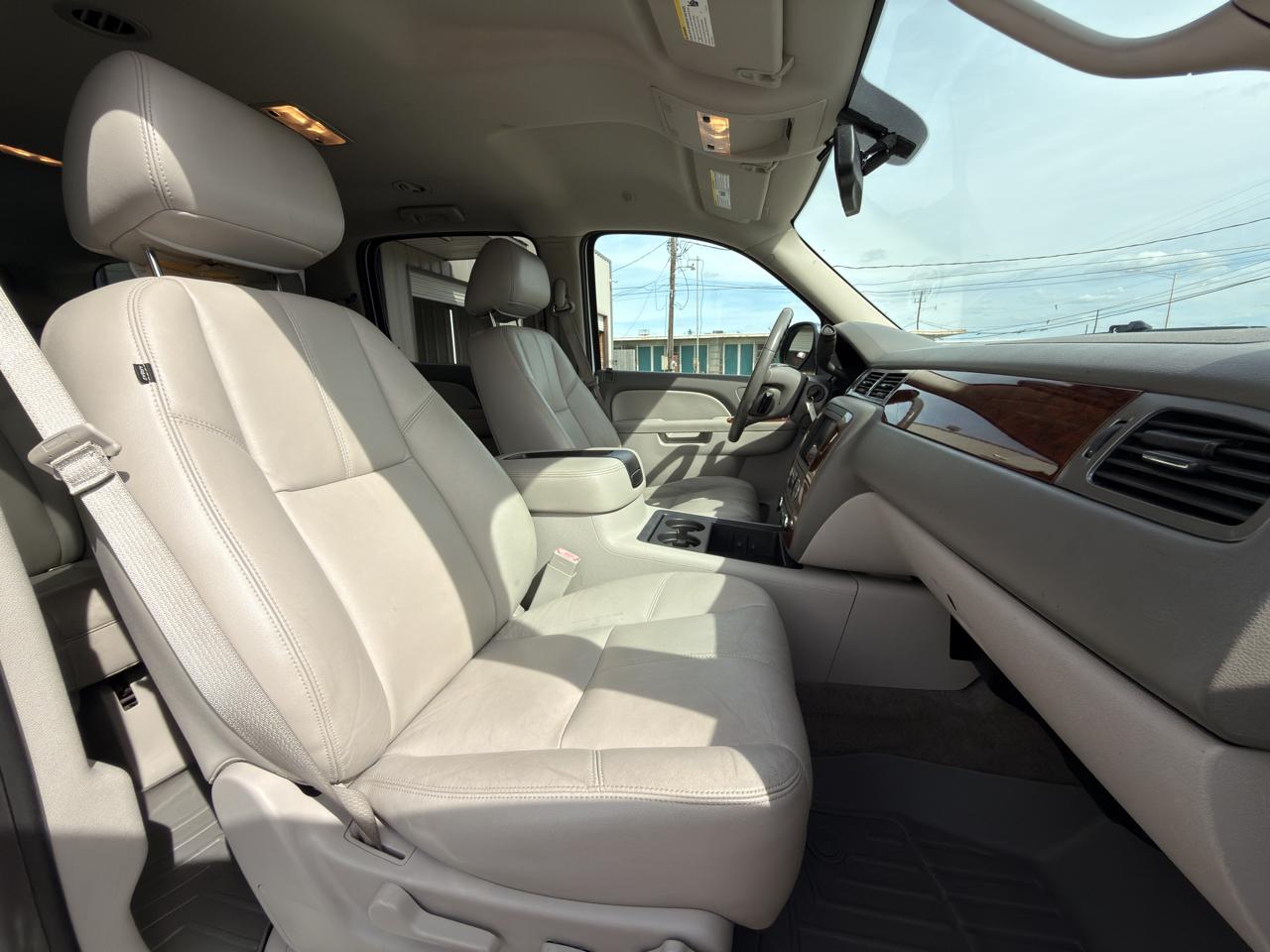 Chevrolet Suburban LT 1500 2WD 2013