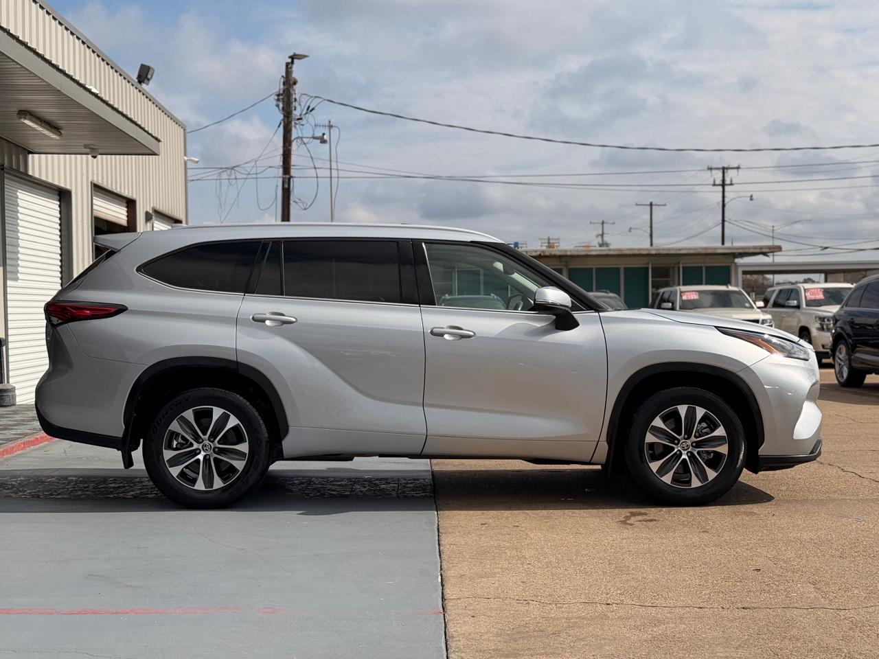 Toyota Highlander XLE FWD V6 2022